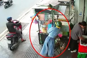 Người phụ nữ dàn cảnh mua 2 ly nước rồi lấy điện thoại trong vài giây