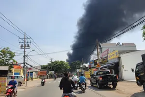 Cháy dữ dội kho phế liệu ở Bình Chánh, dân di dời đồ đạc