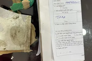 Giả nhân viên giao hàng cho cô giáo để lừa bảo vệ trường cấp 3