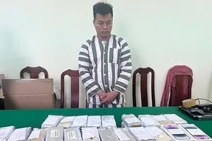 Vụ buôn lậu iPhone hơn 10 tỉ: Công an tìm 2 đồng phạm