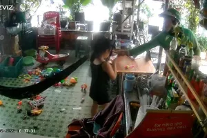 Người đàn ông lấy điện thoại trên tay bé gái 7 tuổi gần trụ sở công an