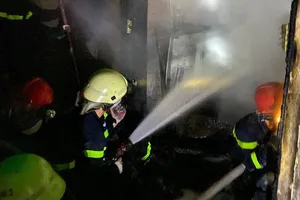 4 người mắc kẹt trong đám cháy nhà đường Cao Thắng được cứu