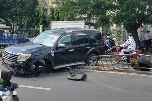 Ô tô hất văng 5 mét dải phân cách, tông ô tô khác ở Tân Phú
