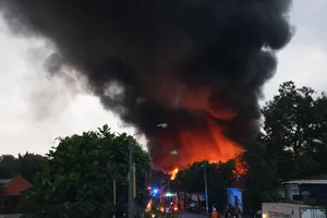 Cháy lan dữ dội ở kho mút xốp ở KDC Hoàng Hải