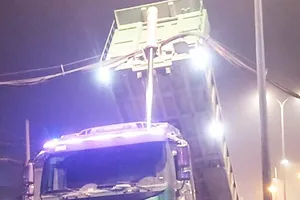 Xe ben vướng cáp viễn thông kéo nghiêng trụ điện trung thế trên Quốc lộ 1