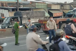 Băng qua Quốc lộ 1, người phụ nữ bị xe đầu kéo cuốn vào gầm