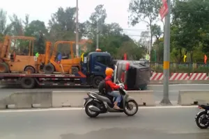 2 xe tông nhau, tài xế mắc kẹt, Quốc lộ 1 ùn ứ