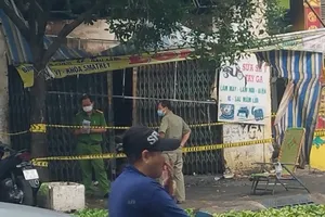 Cháy dữ dội tiệm sửa xe khóa cửa ở đường Lạc Long Quân