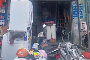 5 người mắc kẹt trong đám cháy được tổ liên gia cứu kịp