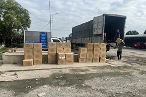 Công an bắt 1 xe tải pháo hoa từ Hà Nội vào TP.HCM