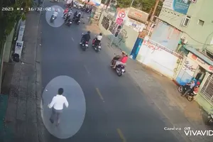 Bị giật điện thoại 30 triệu, thanh niên đuổi theo trong vô vọng