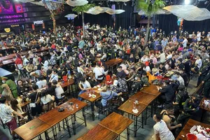 Bar Poc Poc bị kiểm tra, hơn 400 người bị đưa về trụ sở