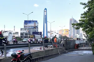 Đường dây điện bên trong lan can cầu Điện Biên Phủ 1 cháy nổ dữ dội. Ảnh: HT. 