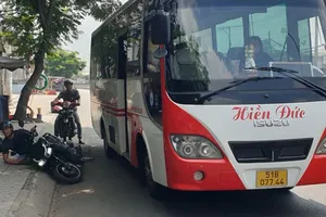 Công an quận 12 dựng lại hiện trường vụ 2 thanh niên đập phá xe khách 