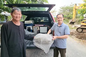 Bắt được trăn hàng chục kg ở ven rạch Nước Lên