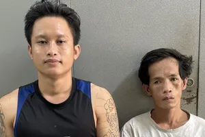 Dừng xe nghe điện thoại bị dí hung khí vào cổ lấy tài sản