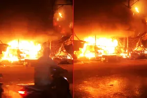 7 kiot bị thiêu rụi trong vụ cháy dữ dội lúc rạng sáng