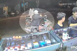 Mua điện thoại không trả tiền, chủ và khách đuổi theo không kịp