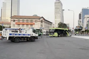 Va chạm với xe buýt điện, người đàn ông bị thương