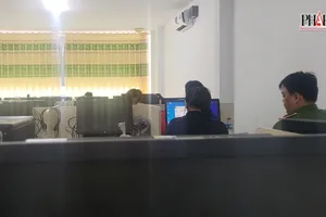 Khám xét căn nhà nghi điểm lừa đảo cách UBND quận 12 100 mét