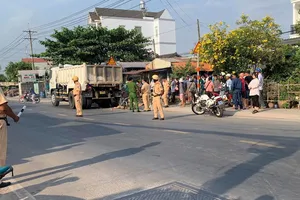 Tông đuôi xe ben dừng bên đường, người đàn ông tử vong