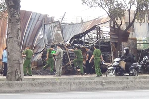 Căn nhà tôn chuyên buôn bán mâm, lốp xe cháy dữ dội trong đêm