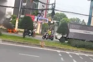 Thanh niên nhảy khỏi xe máy đang cháy, kêu cứu