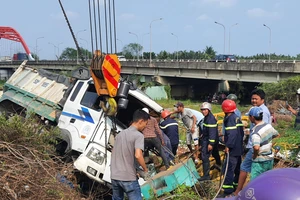 Xe ben lao xuống mương, tài xế kẹt trong cabin nhiều giờ