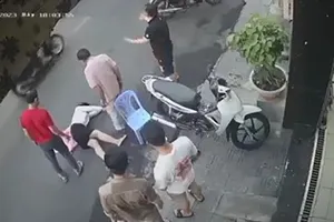 Cô gái bị cướp giật túi xách, ngã sóng xoài ở trung tâm TP.HCM