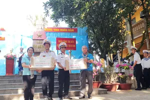 Sách 'Những điều cần biết về đánh bắt hải sản' đến với đồng bào, chiến sĩ Trường Sa