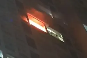 Cháy chung cư Nguyễn Kim, 4 người mắc kẹt