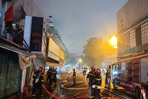 Cháy tiệm thuốc tây, vợ chồng cụ già bị mắc kẹt