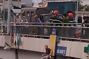 Người đàn ông tính nhảy cầu Calmette được cảnh sát cứu