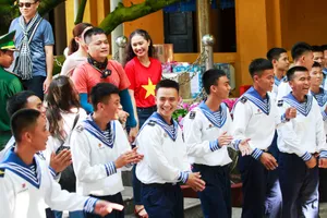 Ấm áp nụ cười những người lính Trường Sa