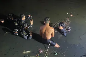 Ngồi chơi cùng 5 người bạn, thanh niên té ao, chết đuối