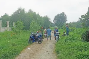 Thi thể phân hủy mạnh, cổ có treo sợi dây dù trong bụi cây