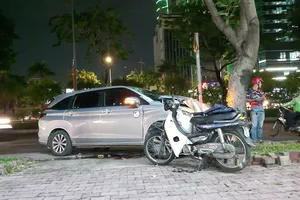 Taxi công nghệ nghi bị cướp rồi tông vào gốc cây ở Bình Thạnh