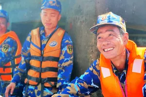 'Thót tim' cảnh tiếp cận Nhà dàn DKI/14 và đảo An Bang khi sóng dữ