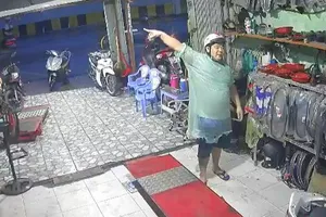 Lừa lấy điện thoại rồi nhắn tin cho người thân nạn nhân mượn tiền