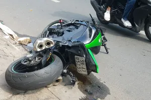 Kawasaki Z1000 văng lên vỉa hè trúng xe máy, thanh niên tử vong