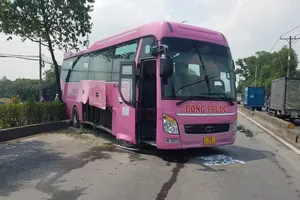 Xe khách 29 chỗ nổ lốp, tông ô tô rồi lao qua dải phân cách trên Quốc lộ 22