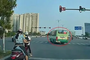 Xử phạt tài xế xe buýt ngang nhiên vượt đèn đỏ dù đèn còn 70 giây