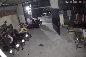 Trộm phá 2 ổ khóa, vứt dao ở cửa sau khi lấy đi 3 xe máy ở Bình Chánh