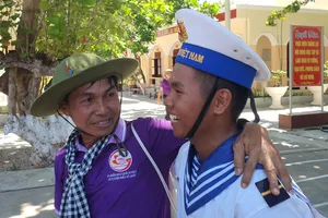 Theo chân những người cha đi thăm con ở Trường Sa