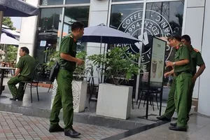 Công an quận 1 ập vào tòa nhà, kiểm tra một công ty tài chính