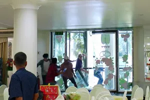 Hỗn chiến tại đám cưới ở Công viên nước Đầm Sen, nhiều người tháo chạy