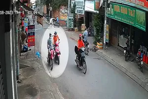 Người phụ nữ bị giật dây chuyền vàng, té ngã giữa đường 