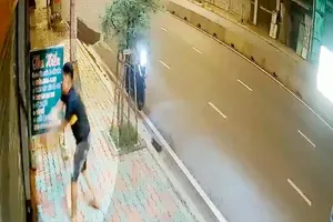 Thanh niên cầm dao dài gần 1 mét chém camera an ninh cửa hàng