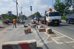 Xe tải mất lái tông văng dải phân cách trúng người đi xe máy