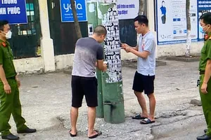 Đồng loạt gỡ ‘quảng cáo cột điện’, dẹp luôn tín dụng đen